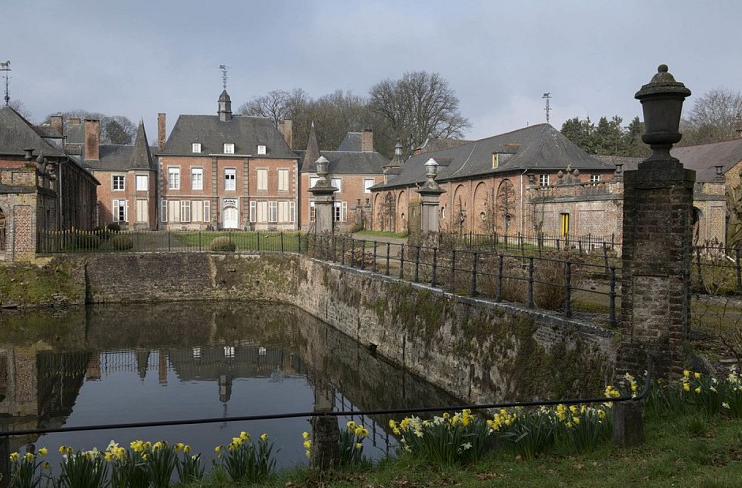 Le château de Villers-lez-Heest, Belgium